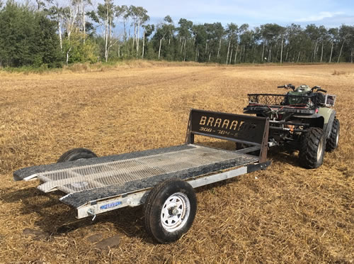 Quad pulling a Braaamp trailer